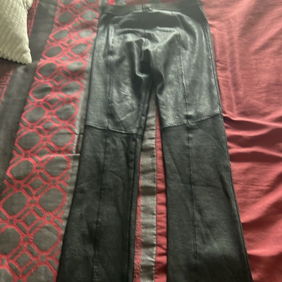 𝐓𝐰𝐨 𝐬𝐞𝐭𝐬 𝐨𝐟 𝐛𝐥𝐚𝐜𝐤 𝐚𝐧𝐝 𝐫𝐞𝐝 𝐩𝐚𝐧𝐭𝐬! - Picture 6 of 6